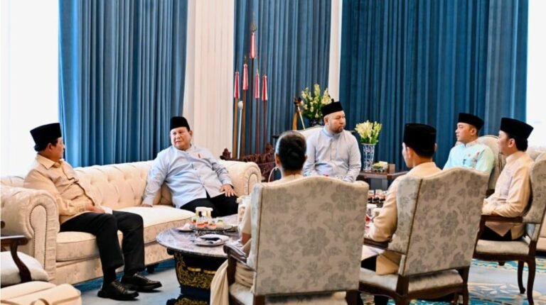 Pertemuan_Presiden_Prabowo_saat_bertemu_para_mantan_presiden_dan_pejabat_tinggi_negara_di_Open_House_Istana_Kepresidenan